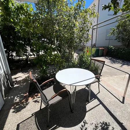 Green Oasis For Two, 30 Meters From Sea Apartman Zára